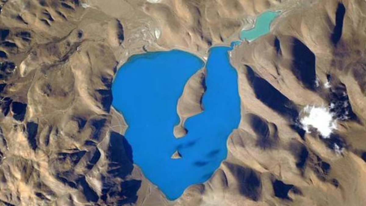 El pequeño Cuo Womo, en China, observado desde la ISS.
