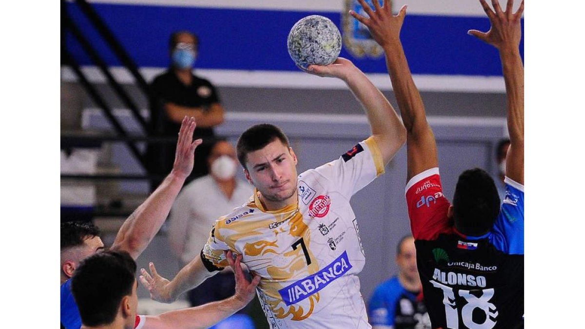 Jozinovic no volverá a jugar con el Abanca Ademar hasta 2022. DL