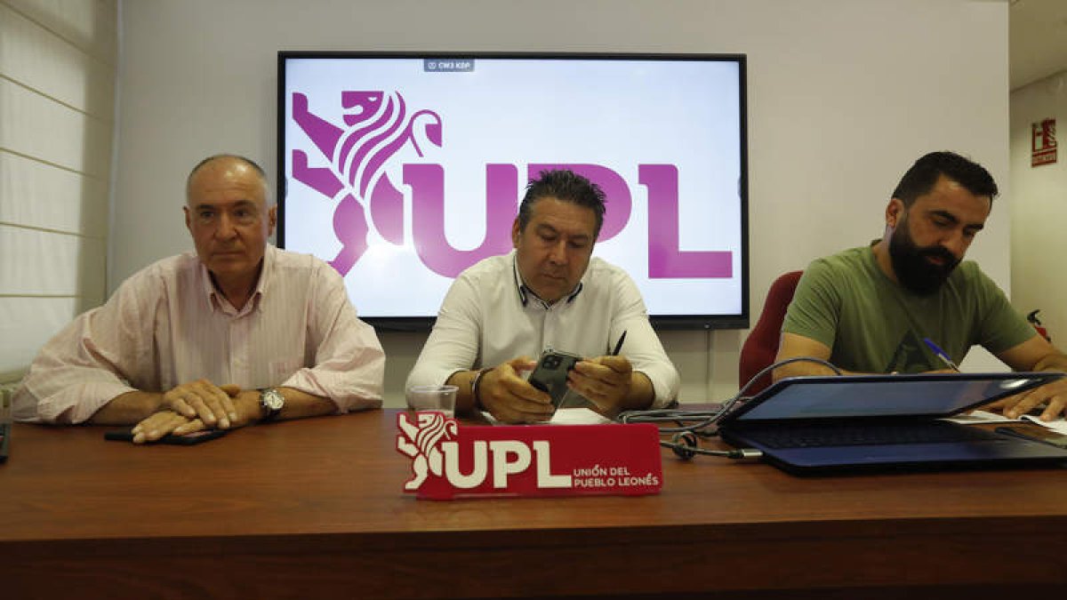 Sendino, Santos y Lozano, ayer. FERNANDO OTERO