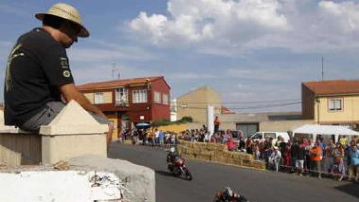 Un aficionado contempla la carrera de motos de La Bañeza el pasado domingo.
