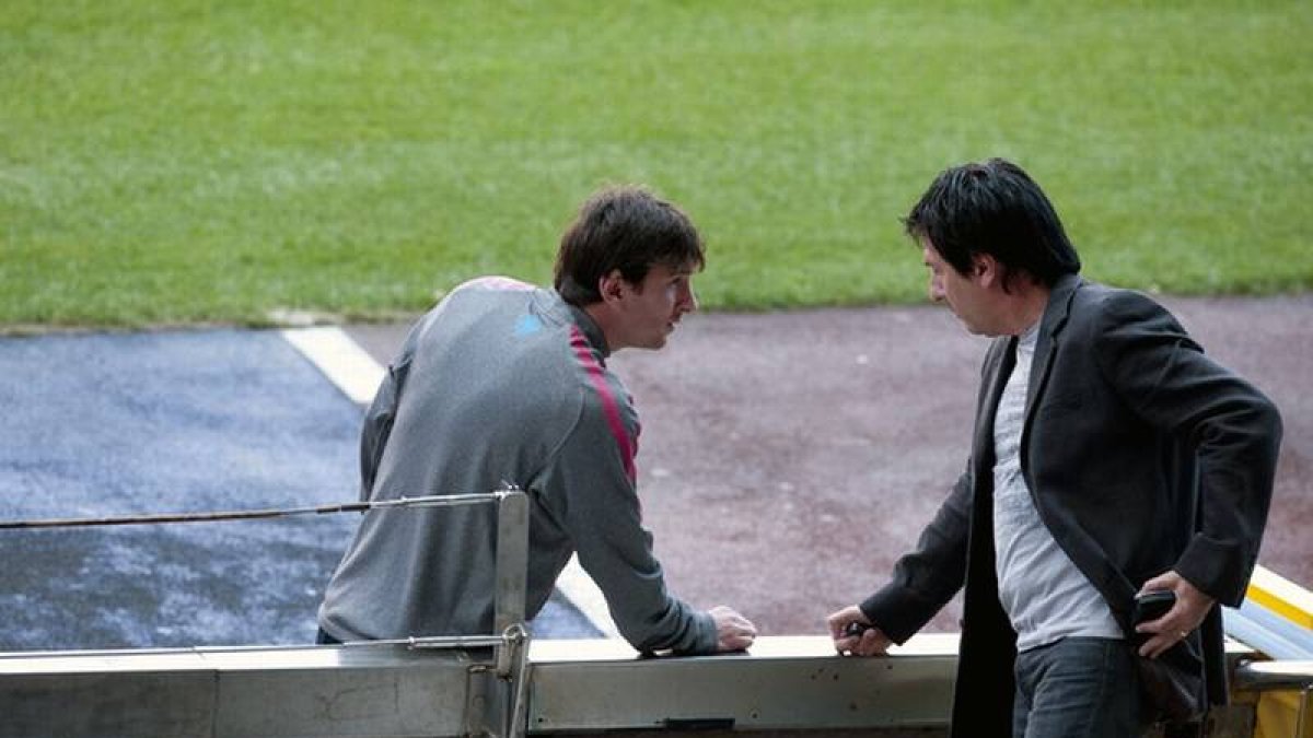 Messi conversa con su padre en un entrenamiento en el Camp Nou, en abril del 2011.
