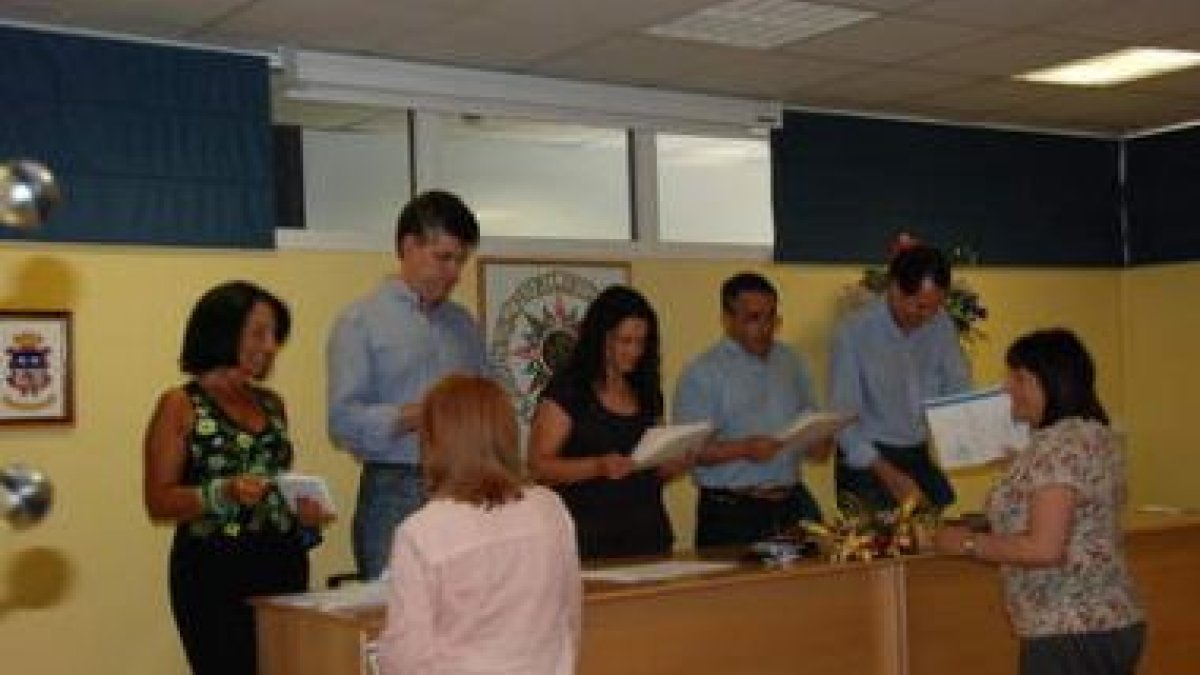 Algunos alumnos recogen sus diplomas tras finalizar el curso.