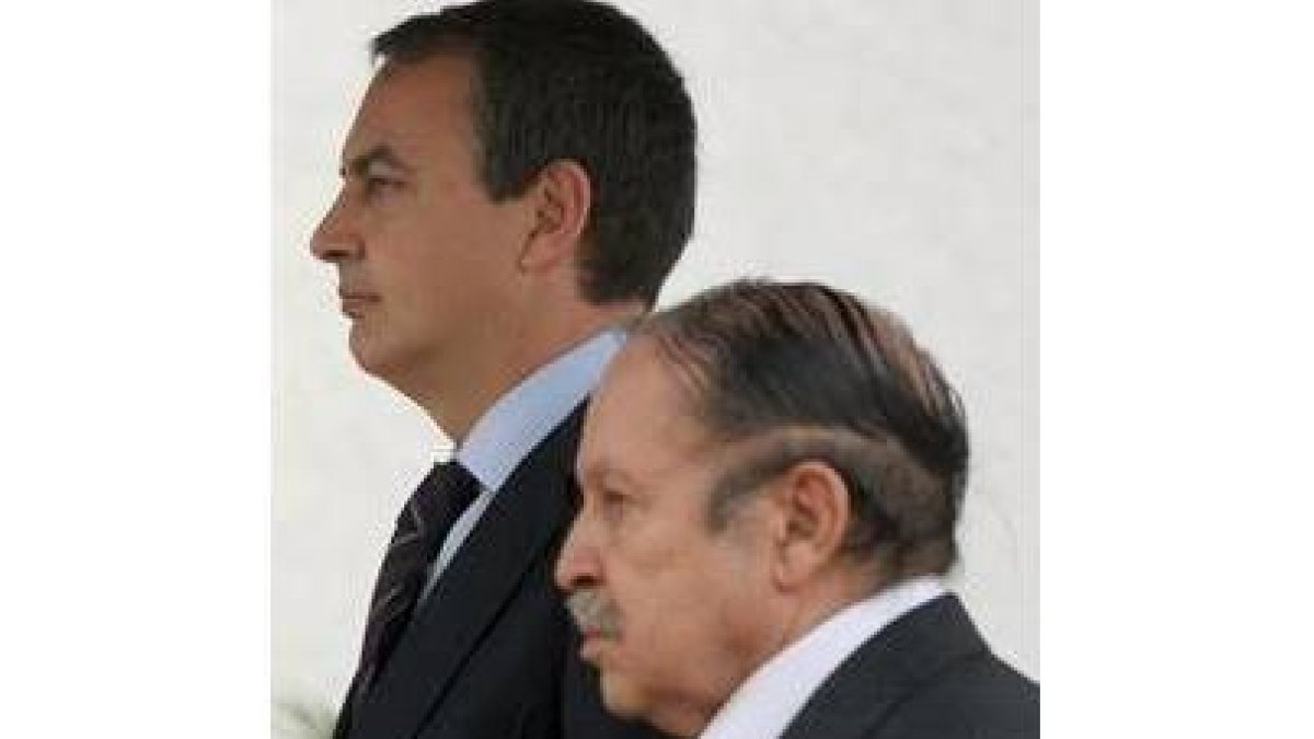 Zapatero y Buteflika escuchan los himnos nacionales