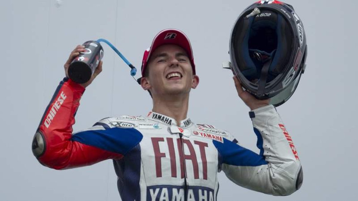 Jorge Lorenzo lo tiene claro, su apuesta sólo pasa por ser campeón del mundo. El balear ya lo fue en el 2010 y con una Yamaha que parece superar las carencias del pasado campeonato Jorge espera que su mirada al Mundial sea desde lo más alto del podio.
