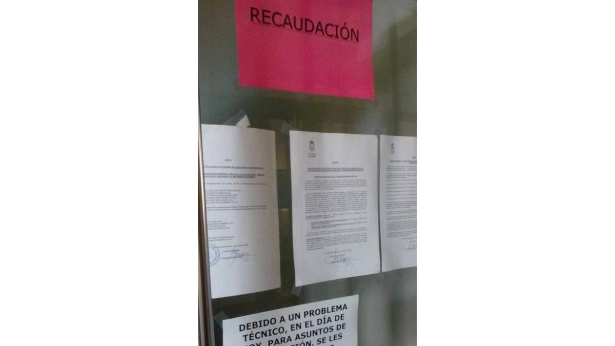 Cartel colgado en la oficina. DL