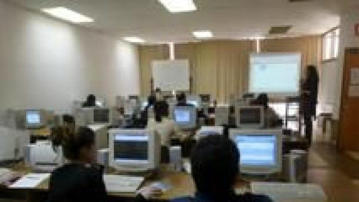 Una profesora imparte su clase en un aula de la Facultad de Informática del Campus de Vegazana