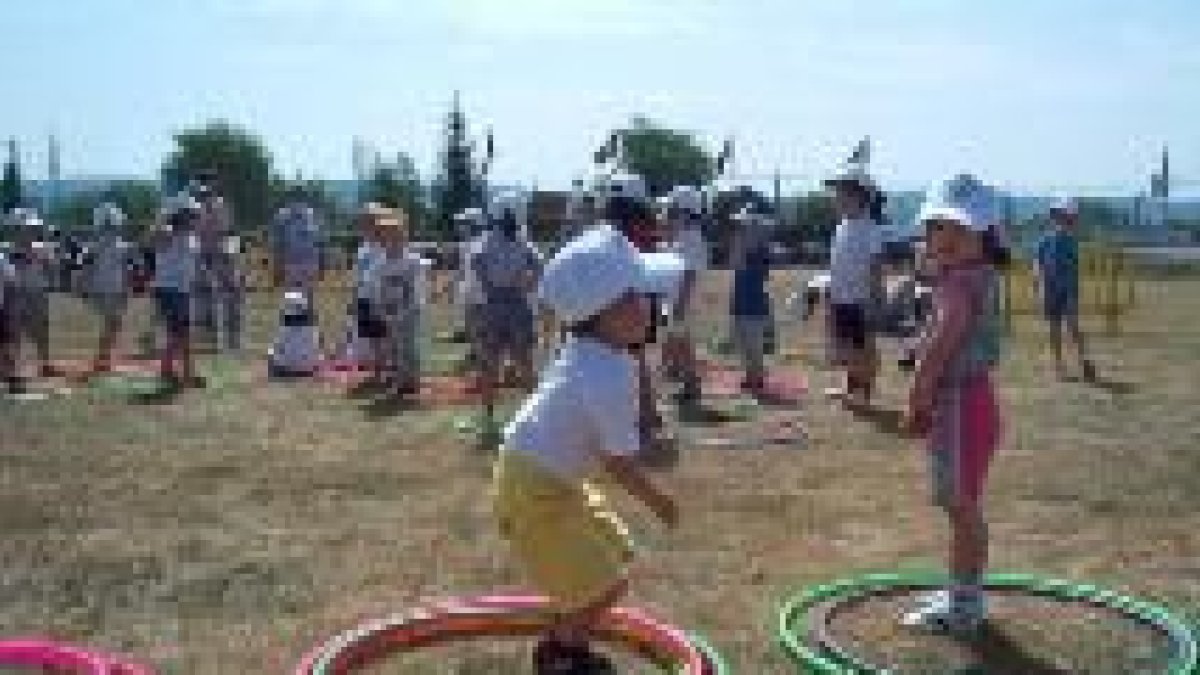 Varios niños juegan con hulahops, durante el pequeverano del año pasado