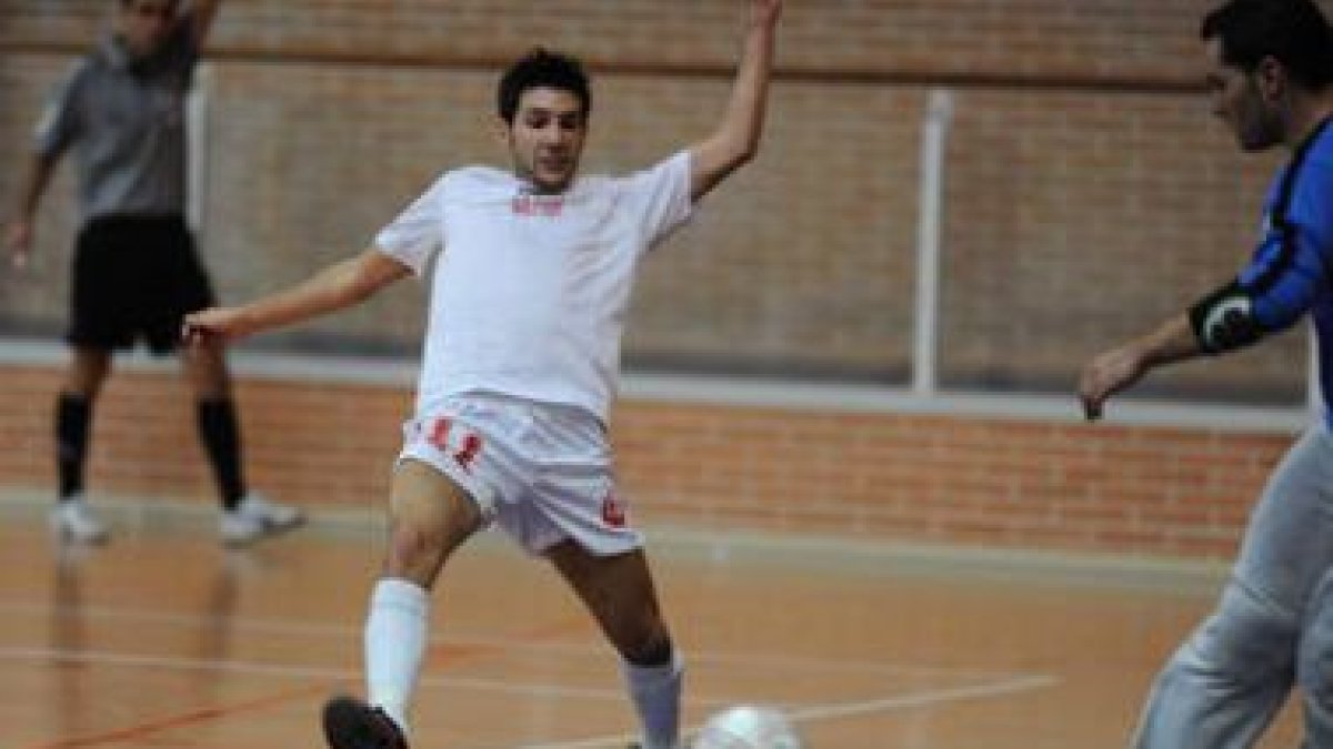 Raúl, a la izquierda, completó un gran partido frente al conjunto lucense.