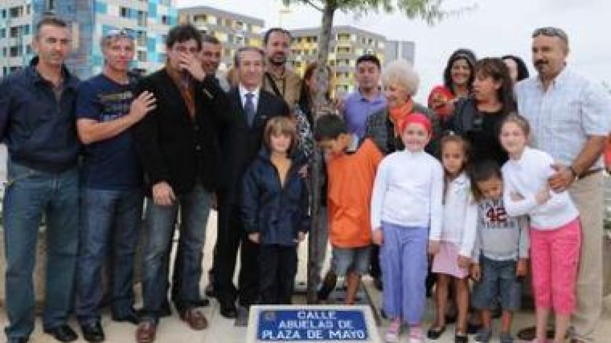 Estela de Carlotto y el cónsul de Argentina, Roberto Gudiño, durante la inauguración de la calle.