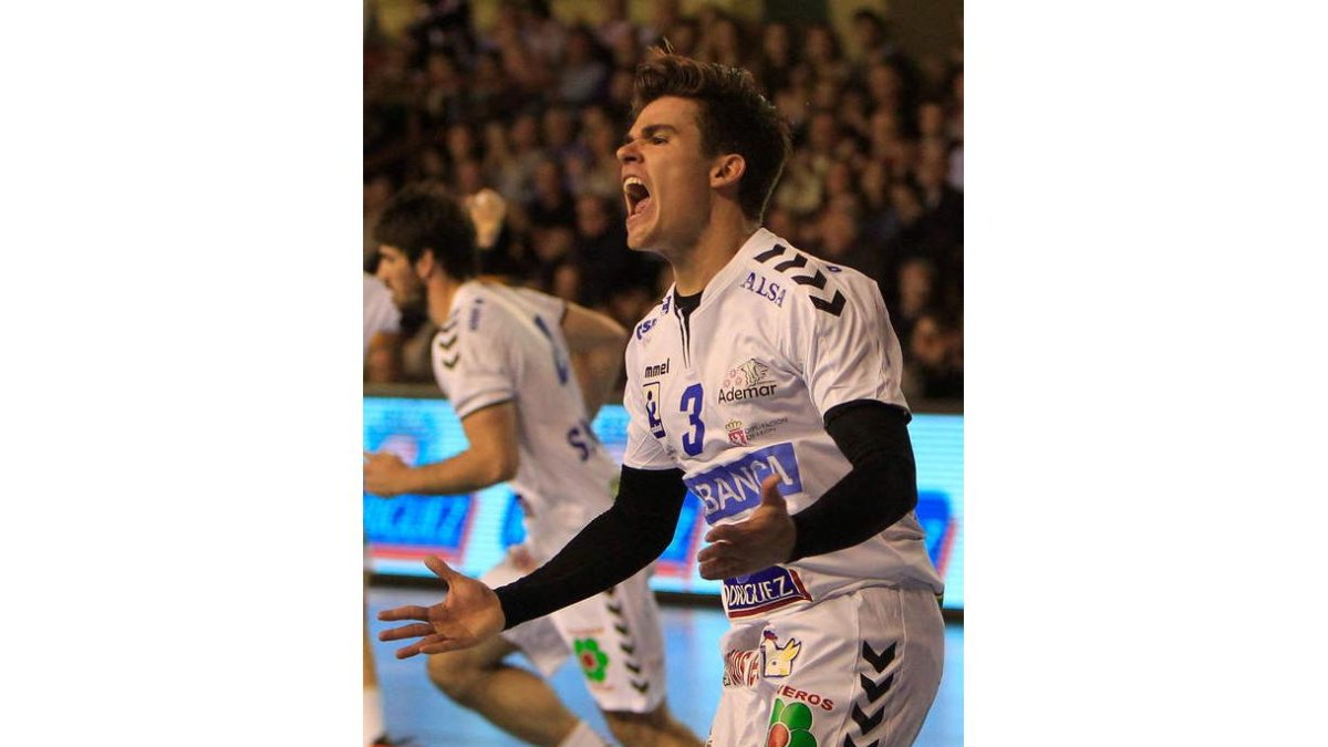 Mario López celebra uno de sus goles esta temporada. SECUNDINO PÉREZ