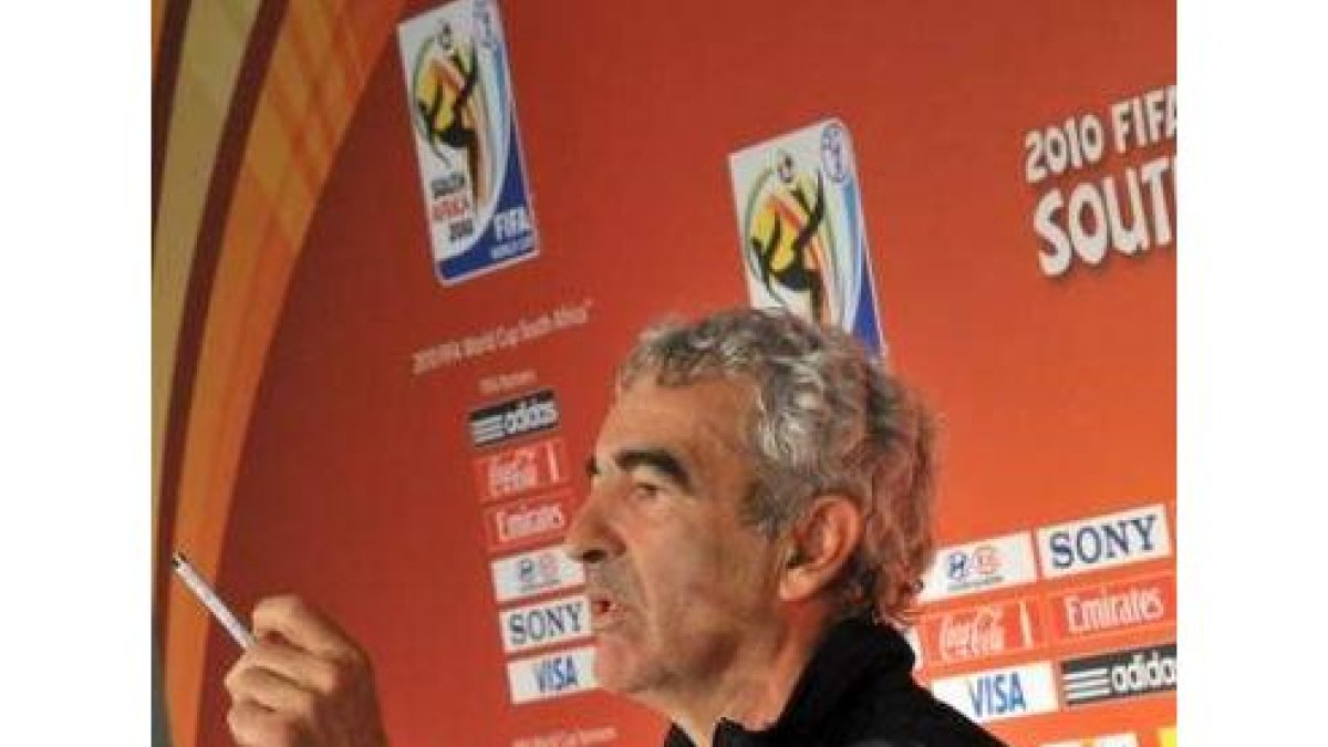 Domenech, contrariado, durante la rueda de prensa de ayer.