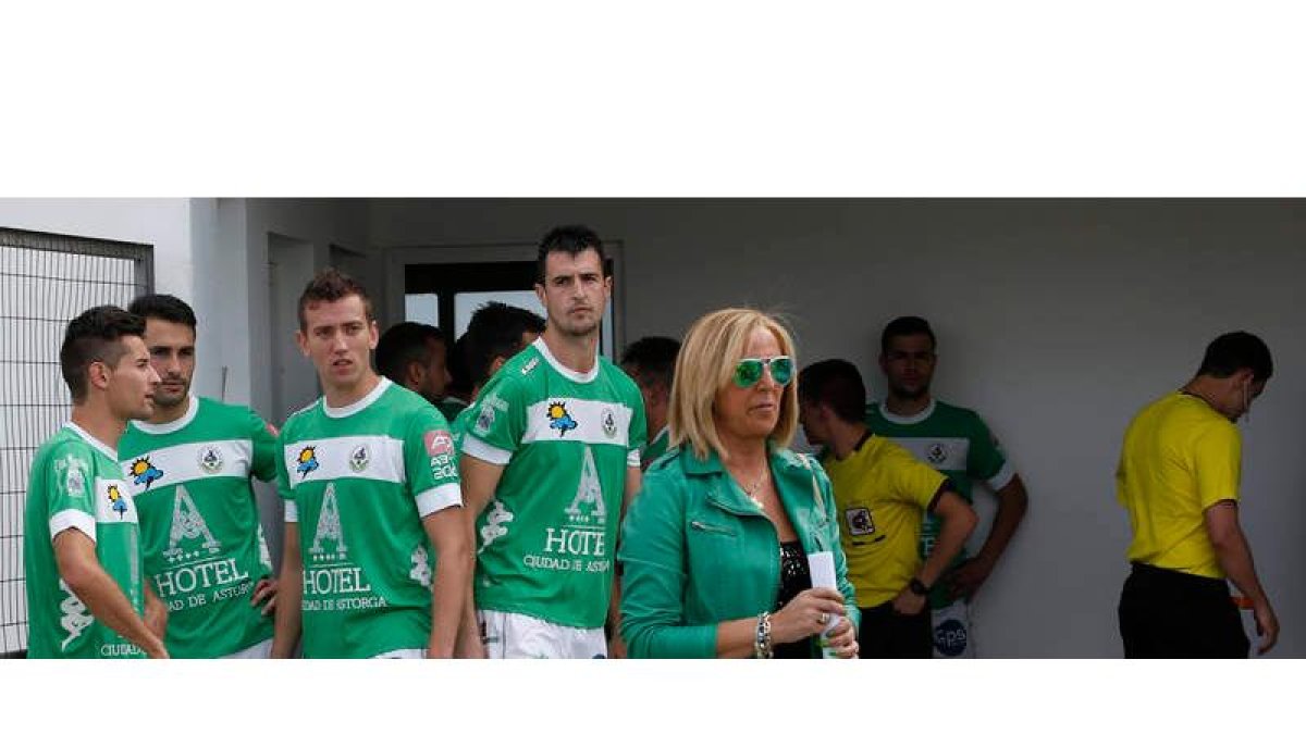Sagrario González, presidenta del Astorga, delante de varios jugadores que lograron el ascenso.