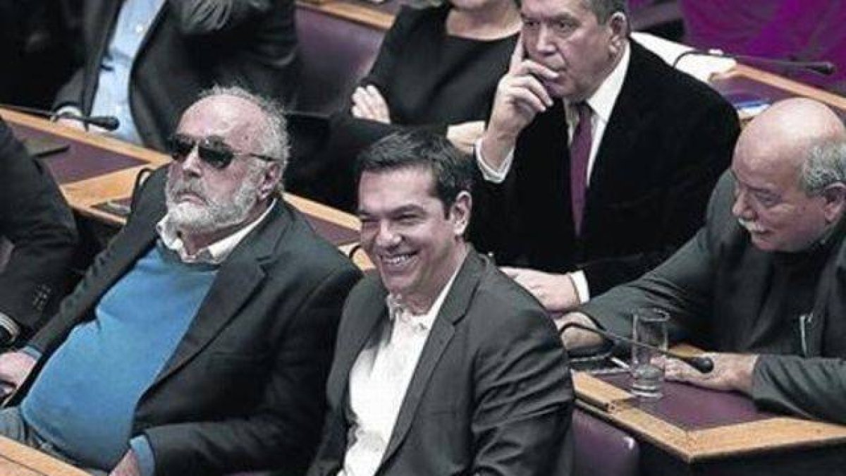 Alexis Tsipras, el líder de Syriza, sonríe en una sesión del Parlamento griego, el pasado 29 de diciembre.