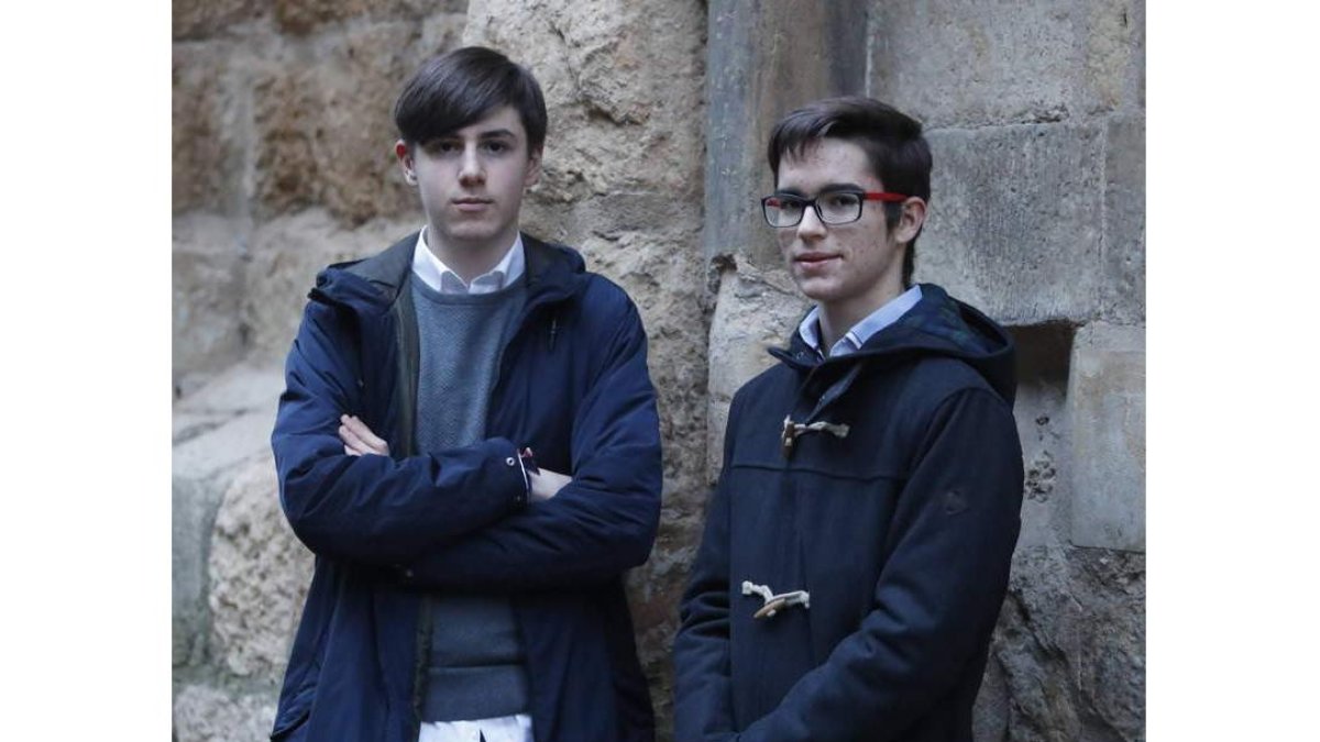 Rodrigo Morán (16 años) y David García (15 años) dejaron este año de ser aspirantes a suplente de la Virgen del Mercado para pasar a la lista de suplentes oficiales. | ramiro