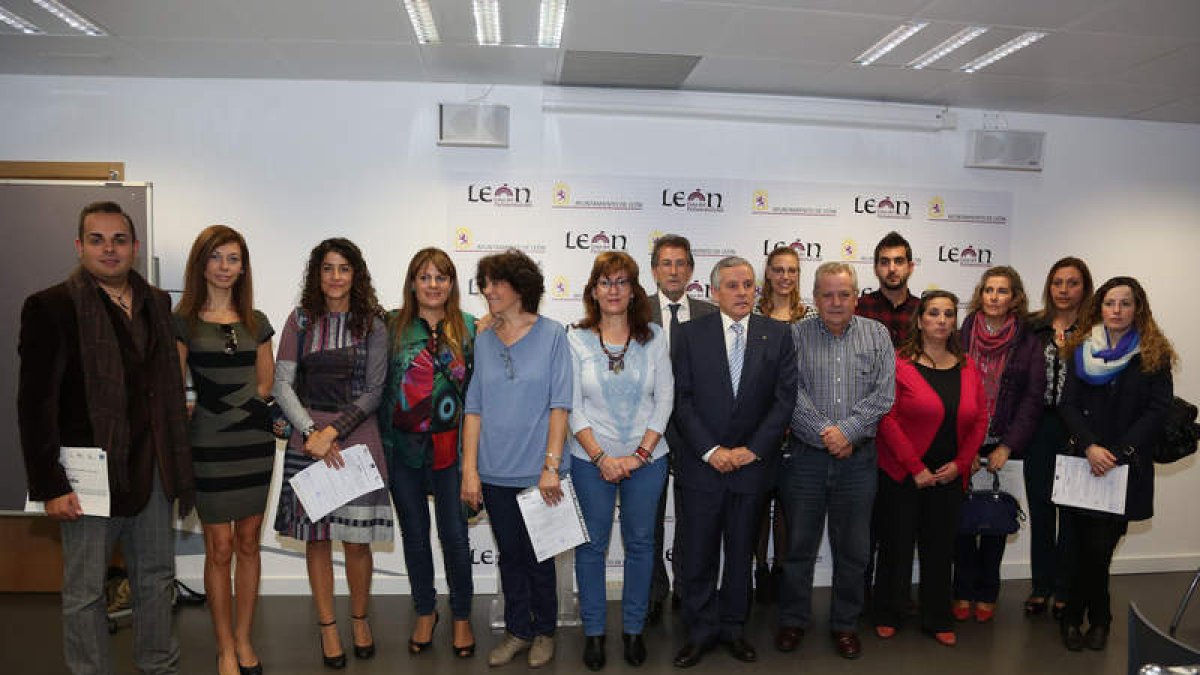 Los alumnos posaron ayer con las autoridades.