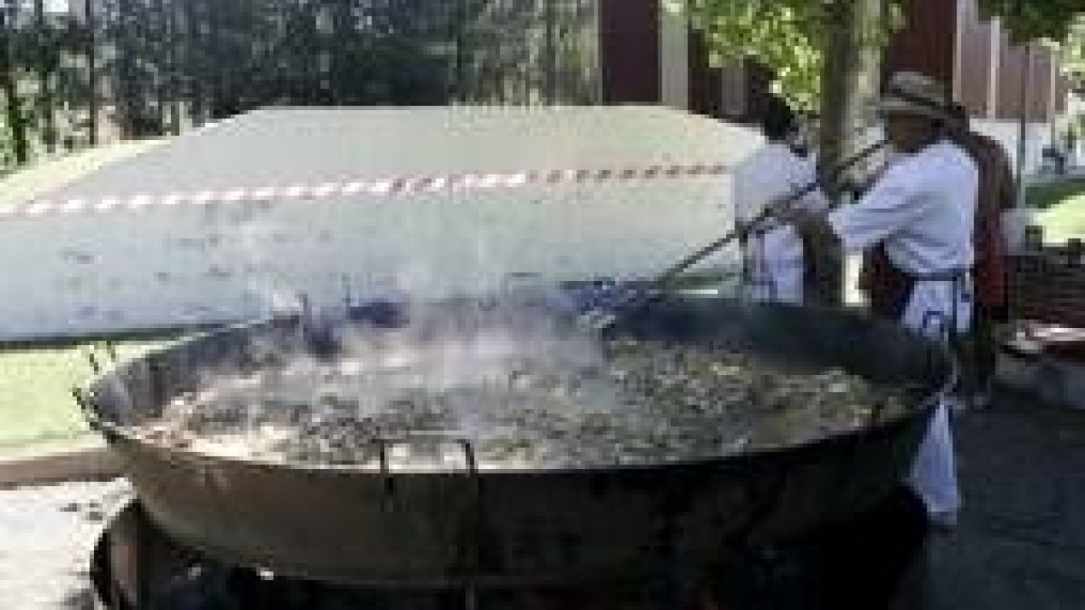 Los asistentes disfrutaron de una rica paella