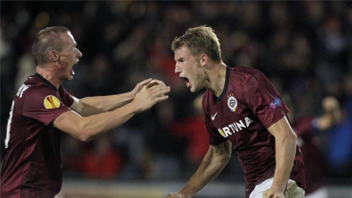 El jugador del Sparta de Praga, Tomas Zapotocny celebra con su compañero Bekim Balaj el gol de este.