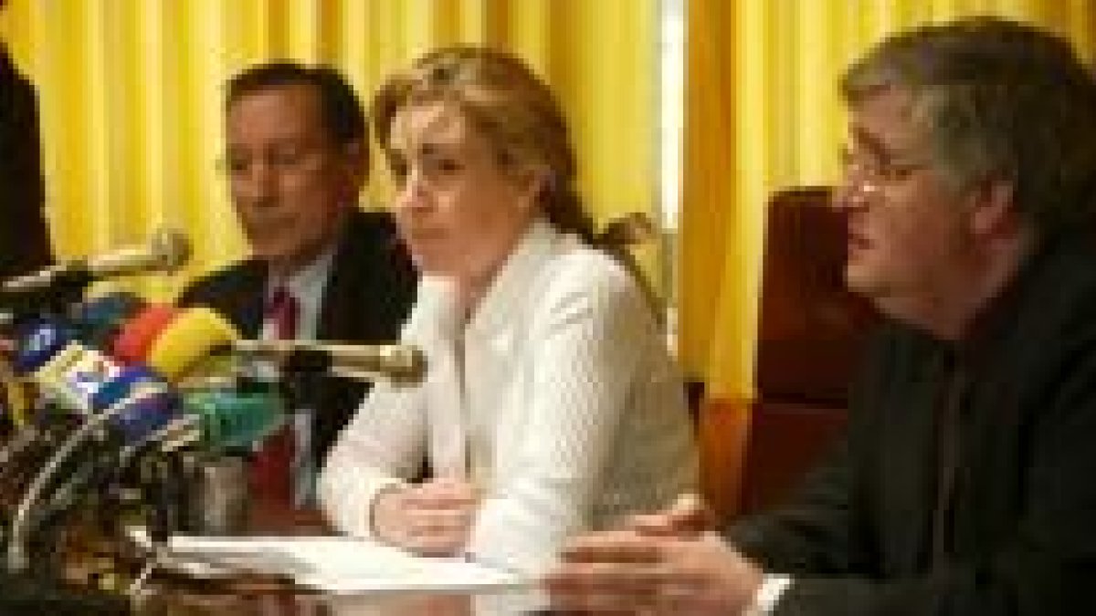La presidenta del Colegio de Farmacia, Gloria Carrasco, en el centro, presentó el nuevo proyecto