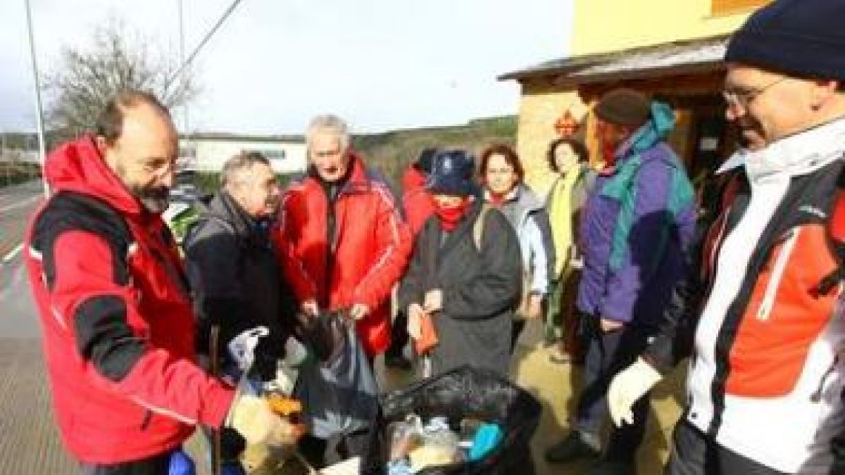 Los participantes en la limpieza del Camino seleccionaron la basura