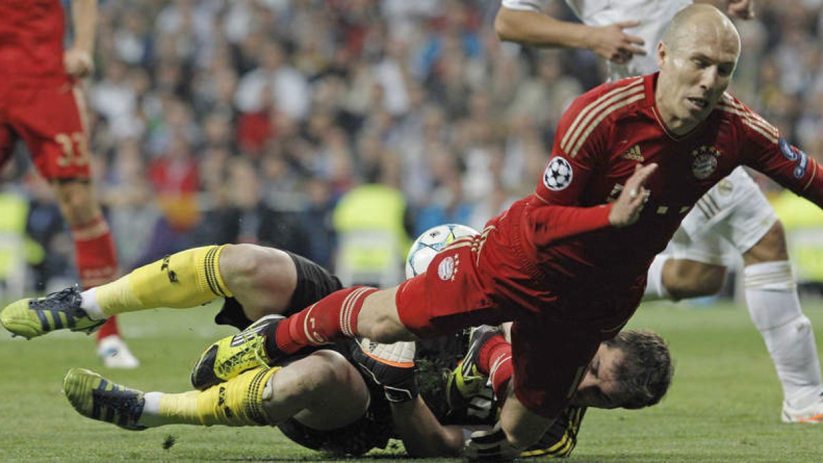 Arjen Robben cae ante el guardameta del Madrid Iker Casillas durante el encuentro correspondiente a la vuelta de la semifinal de la Liga de Campeones.