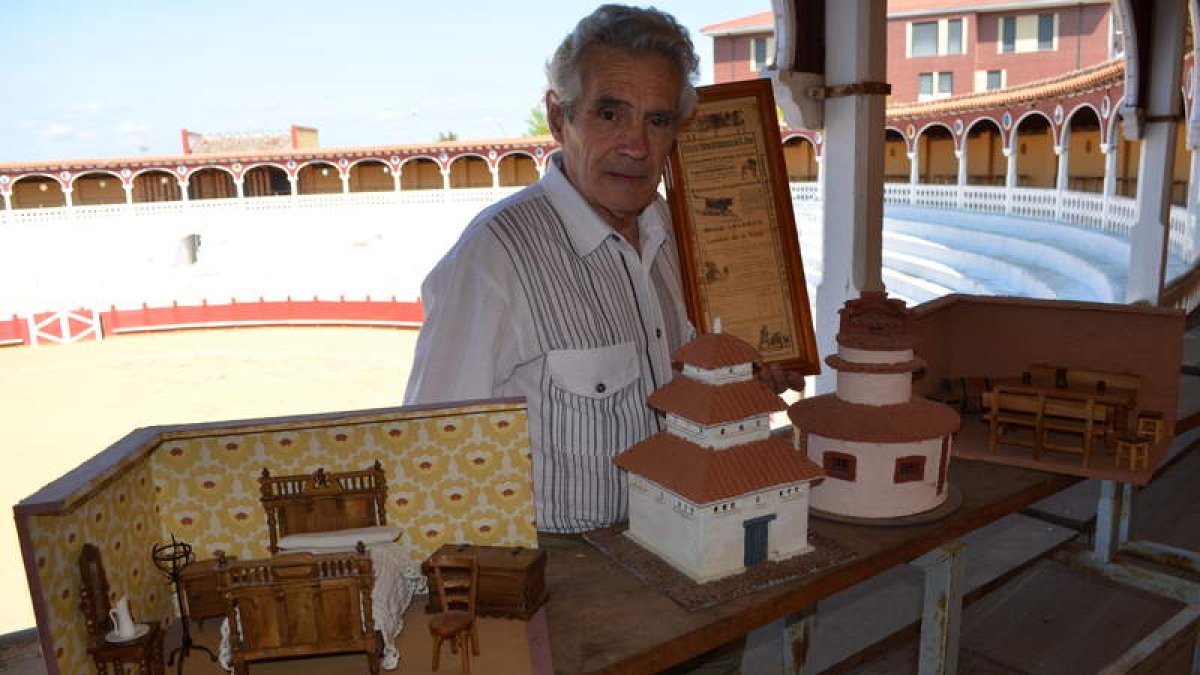 Paco en la plaza de toros coyantina junto a algunas de sus maquetas.