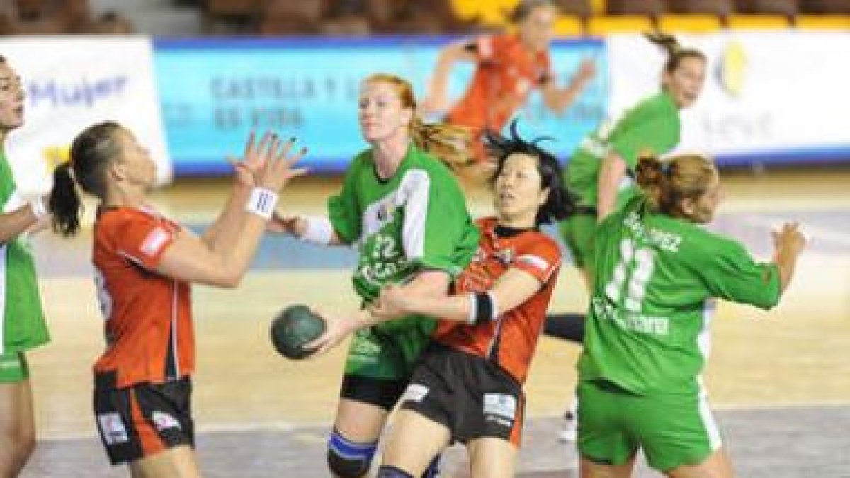 Las leonesas del Cleba mantienen sus aspiraciones de terminar en la sexta plaza de la liga.