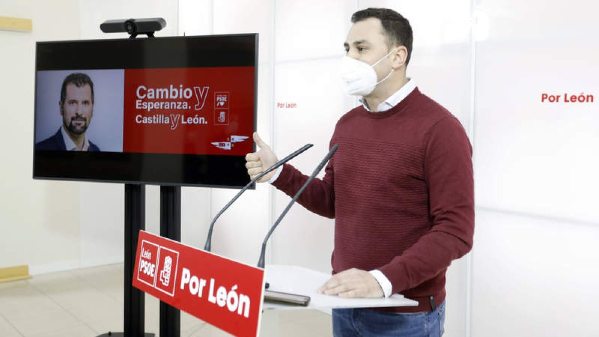 Javier Alfonso Cendón, ayer en la sede el PSOE, cuando denunció el parón de Torneros. MARCIANO PÉREZ
