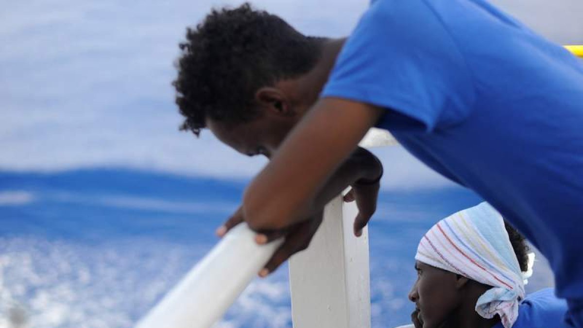Dos jóvenes migrantes abordo del barco de rescate Aquarius en el Mediterráneo. GUGLIELMO MANGIAPANE