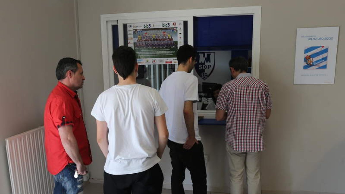 Primeros aficionados que ayer compraron sus entradas en las oficinas de El Toralín