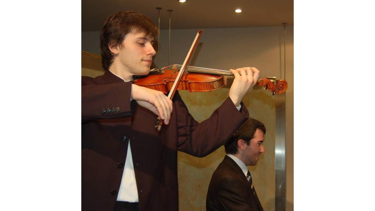 El violinista madrileño y la pianista japonesa, protagonistas del concierto de hoy en la sala Eutherpe.