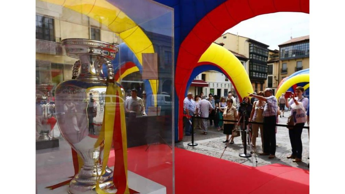 Las conquistas de la selección española de fútbol hacen las delicias de los leoneses en la céntrica plaza de San Marcelo.