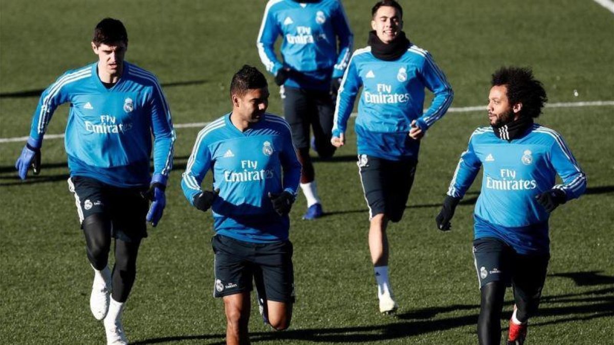 Courtois, Casemiro y Marcelo, en primer término, en el último entrenamiento del Madrid.