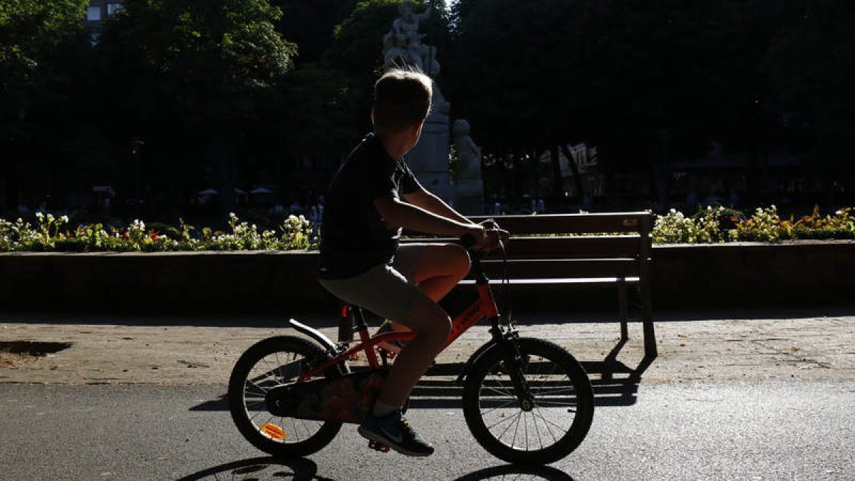 Un niño en bicicleta por el parque San Francisco de León al finalizar el confinamiento por la pandemia. FERNANDO OTERO