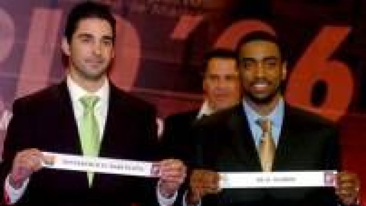 Kobe Bryant, con su hija Natalia, tras conseguir los 81 puntos en la pista de los Lakers