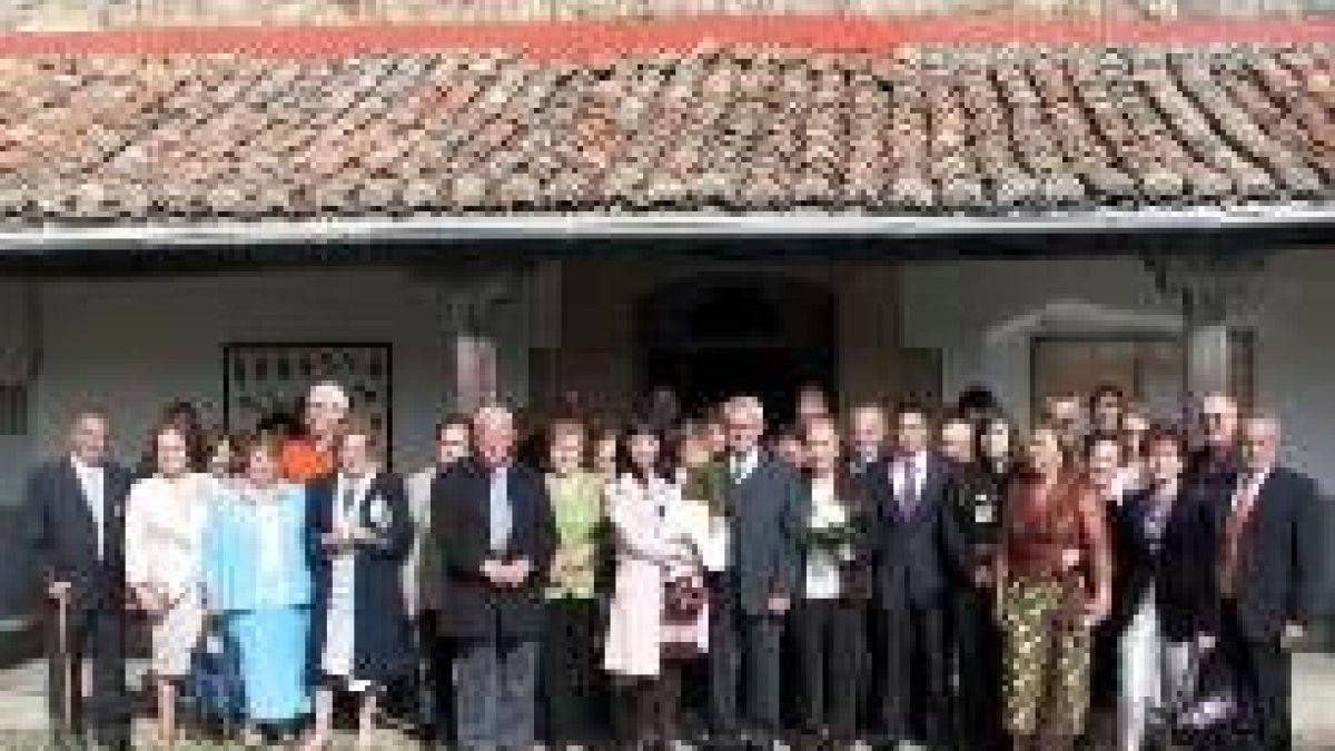 Familiares y amigos del matrimonio de Santa Olaja de la Acción que celebró las Bodas de Oro