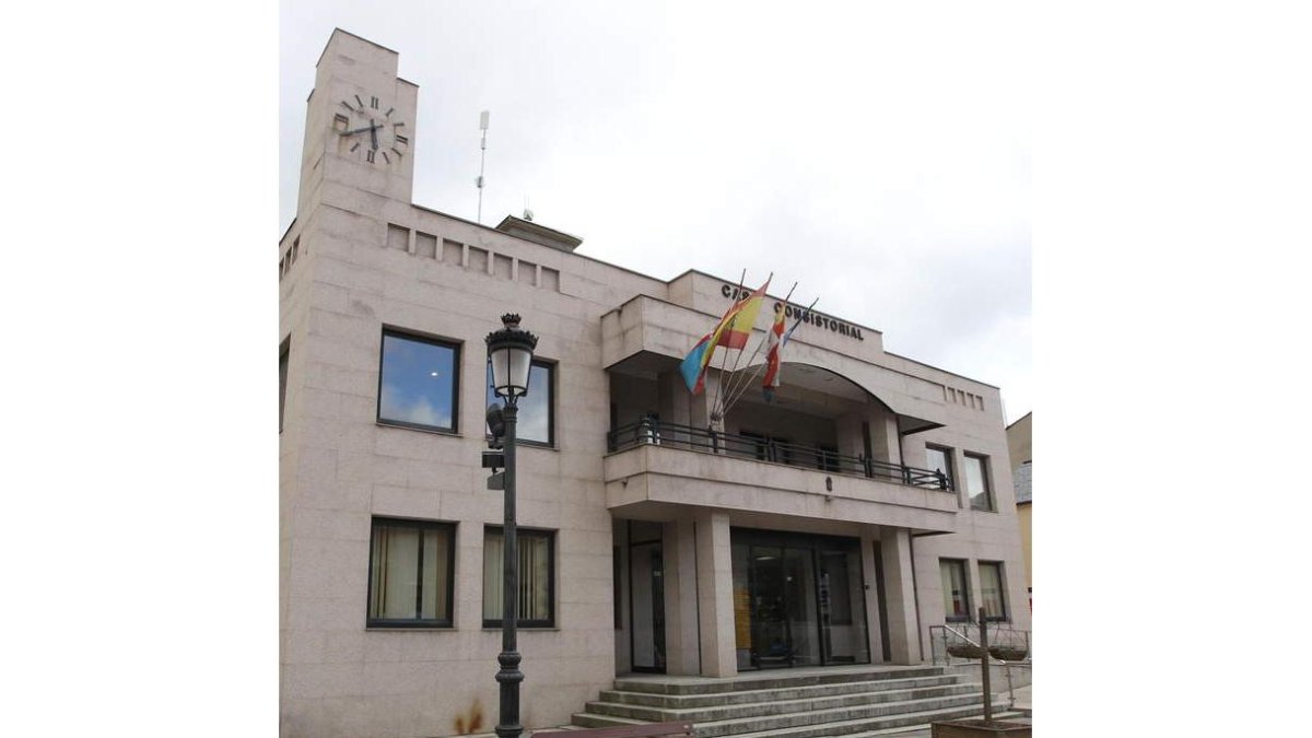 Exterior de la casa consistorial de Fabero.