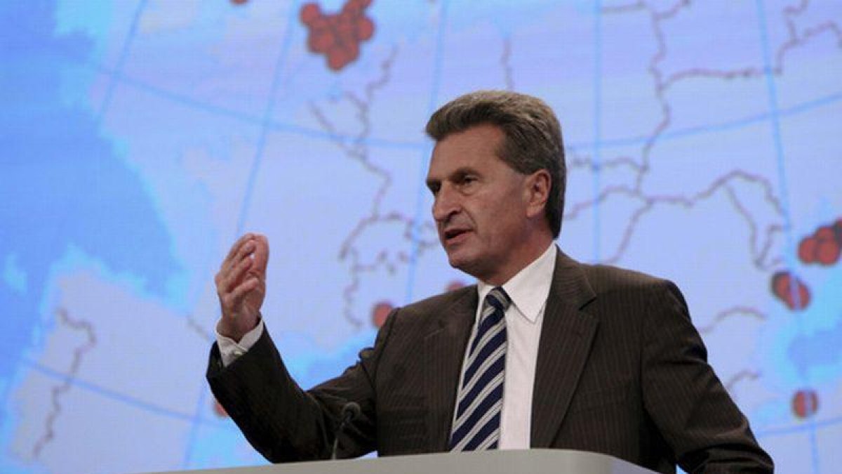 El comisario europeo de Energía, Günther Oettinger, durante una rueda de prensa en Bruselas.