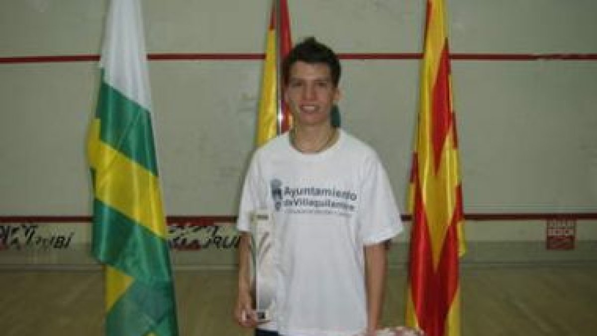 David Antolín posa con el trofeo que le acredita como campeón de España sub 15.