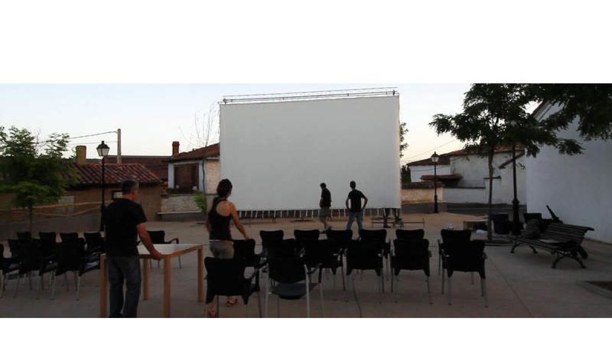 Vista de la pantalla instalada por ‘Cine al fresco’ el pasado sábado en Garrafe de Torío momentos antes de la proyección del documental ‘Palacio’.