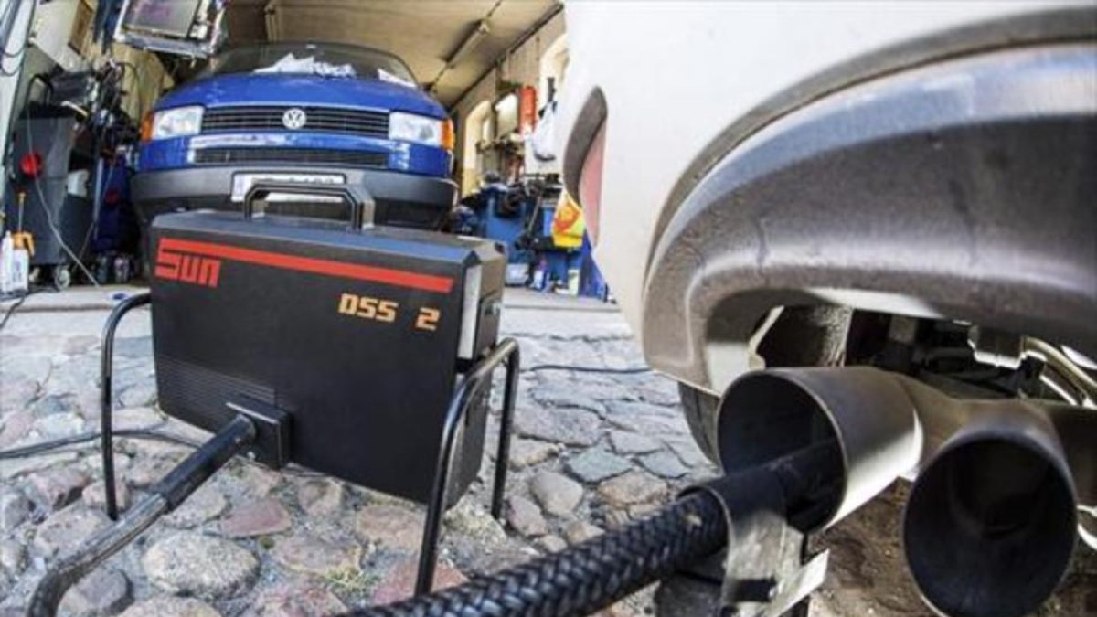 Un dispositivo mide el nivel de emisiones de un VW, en Fráncfort.