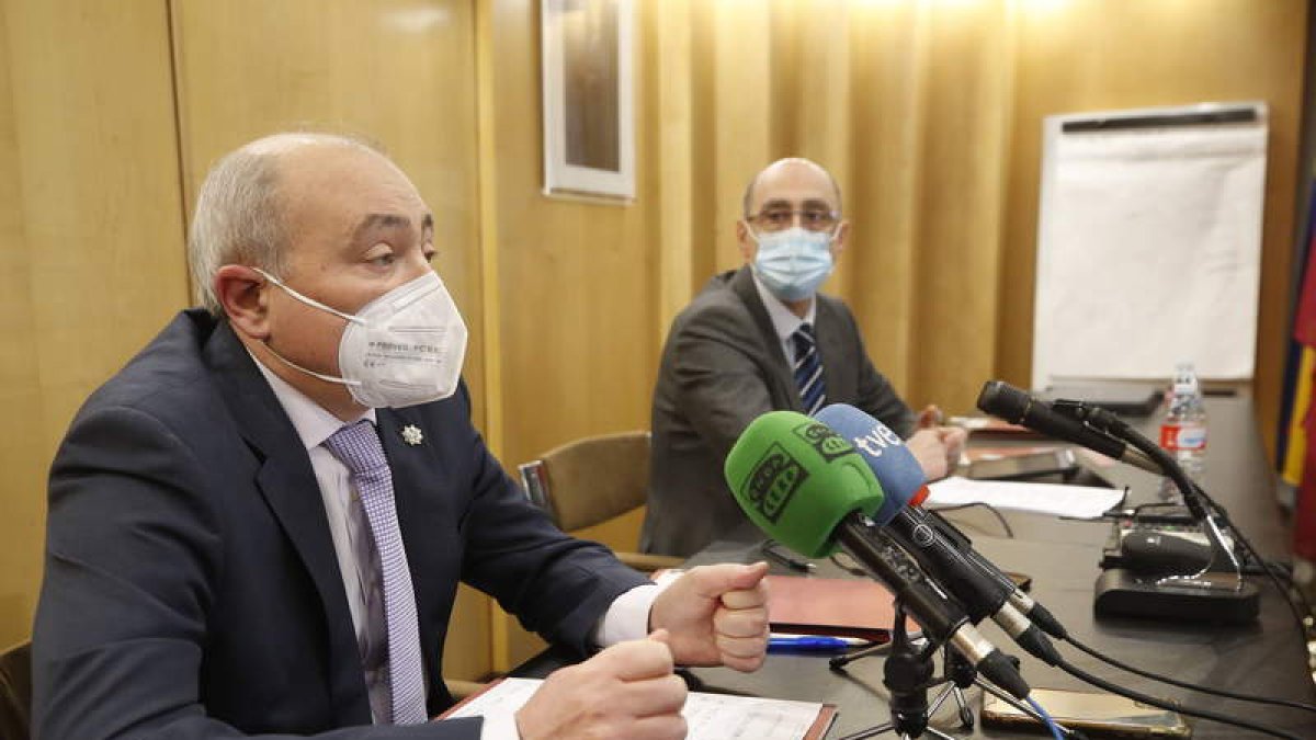 José Antonio Cuba y Carlos González-Antón, en la rueda de prensa de ayer. RAMIRO