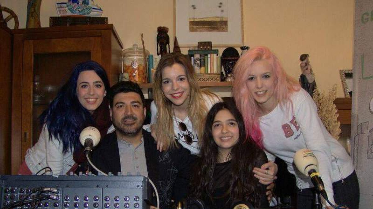 María, de trece años, con Tony Aguilar y las Sweet California.