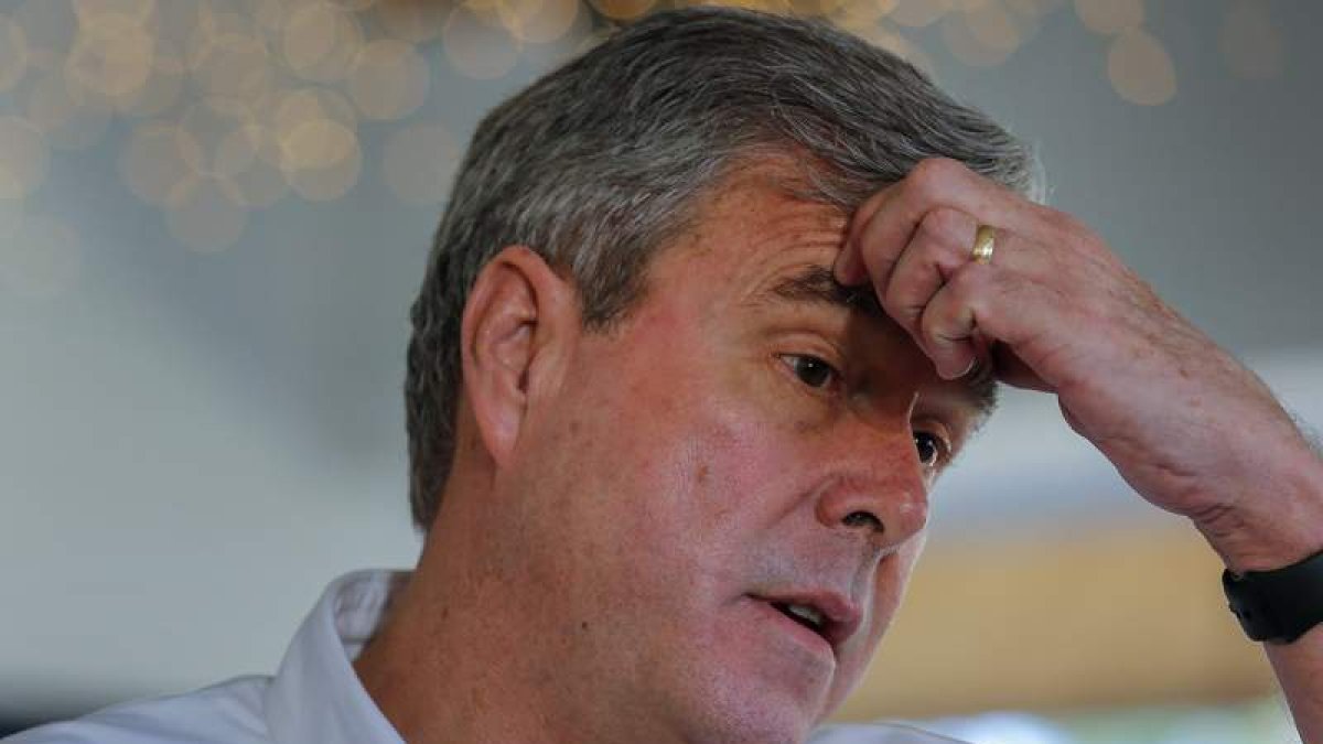 El aspirante republicano, Jeb Bush, quien ha abandonado la carrera electoral, y Hillary Clinton, que venció en Nevada. E. S. LESSER / M. NELSON