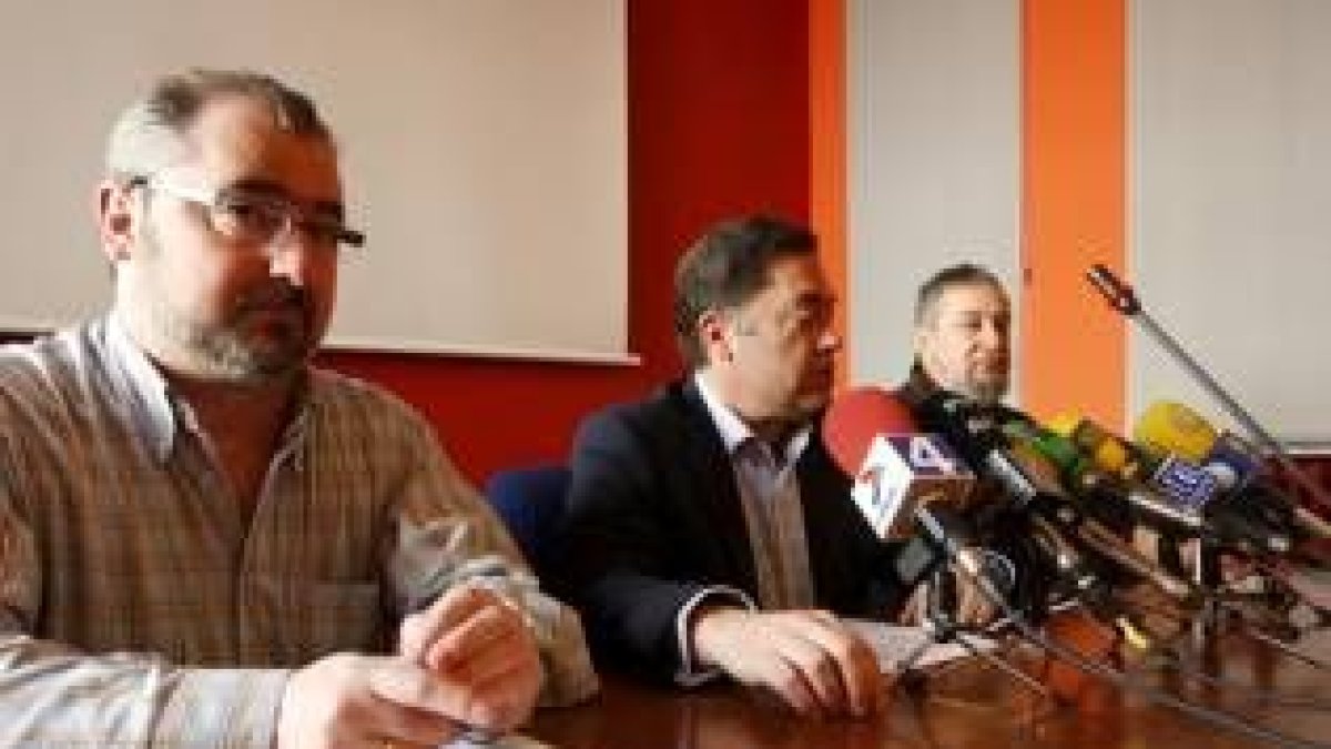 Luis García, Marcos Martínez y Gustavo Vega, ayer, en la presentación de la intervención artística