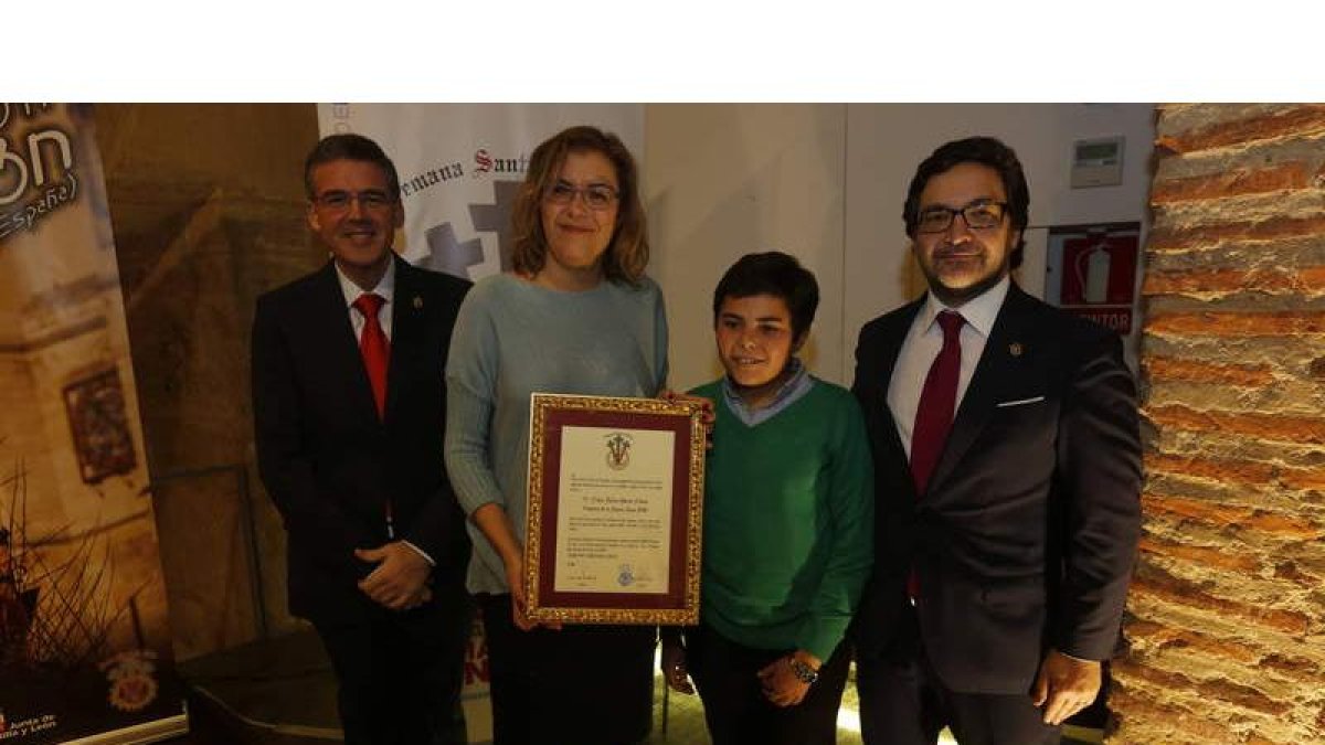 José Antonio Fresno, Aurora García, su hijo y Manuel Ángel Fernández, en el acto de ayer. MARCIANO