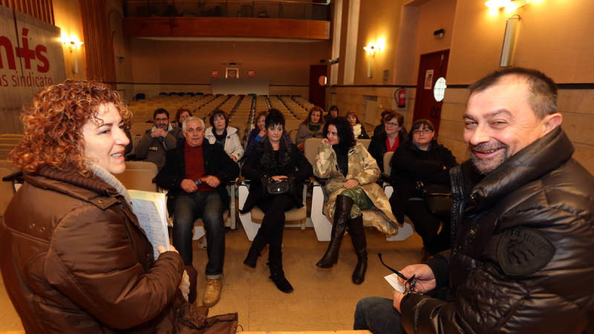 Reunión de los trabajadores con sindicatos, ayer en León.