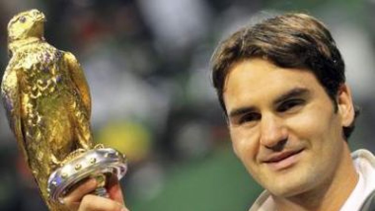 Federer posa con su trofeo tras vencer al ruso Davydenko.