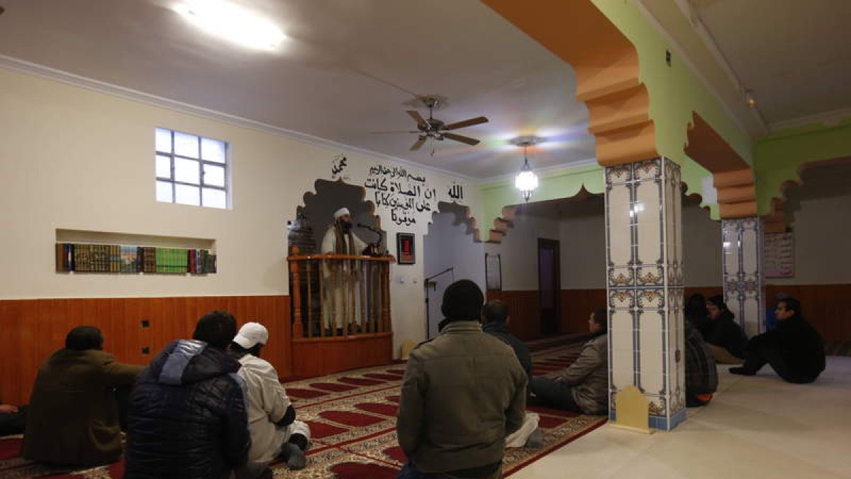 Un grupo de musulmanes rezando en una mezquita de la capital leonesa. JESÚS F. SALVADORES