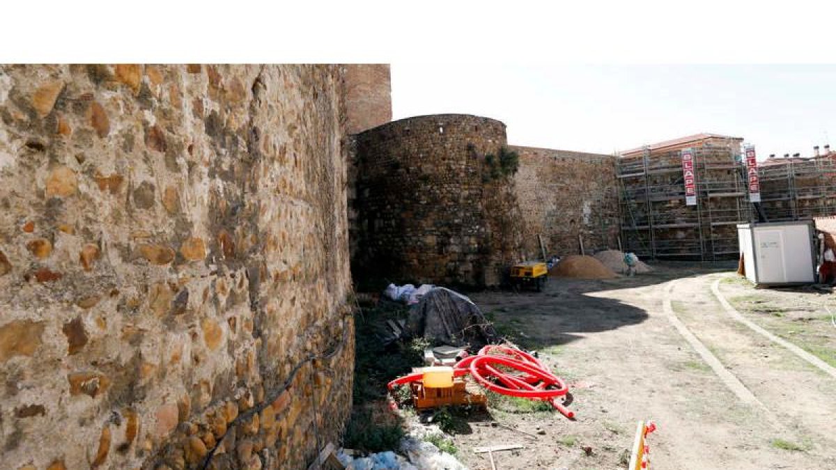 La muralla romana en el callejón, hasta ahora cerrado, de la Era del Moro, donde se van a retomar las obras de restauración. MARCIANO PÉREZ