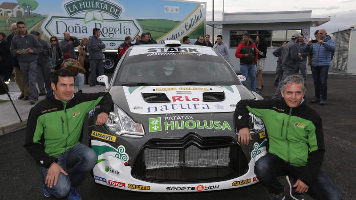 Vallejo (d) junto a su hermano y copiloto Diego posan junto al Citröen DS3 R5 con el que buscará sumar su tercer título nacional. RAMIRO